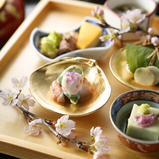 目にも楽しい品々の会席コースと、選び抜かれた厳選銘酒を堪能