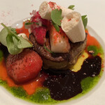 モノリス - フォアグラのソテー、イチゴ、バルサミコソース、バジルソース