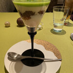 モノリス - グリーンピースのスープ、新玉ねぎのヴェルーテ、ポルト酒風味のジュレ、温度卵