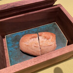 モノリス - このパンの保温機が最高です。
      最後まで熱々でパリパリ。