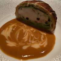 モノリス - オマールブルー、チリメンキャベツ、ホタテ貝のパイ包み焼き