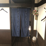 黒門 さかえ - 店内から見た暖簾