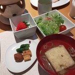 御船山楽園ホテル - サラダ、味噌汁、香物、苺