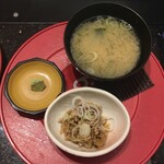 Kaitenzushi Tora Fugu - 味噌汁と小鉢  そしてワサビ。
                        
                        
                        小鉢は無くてイイんぢゃないかな？
                        
                        有難いんだけど、肉よりも魚介の方が・・・
                        
                        味噌汁の具はワカメだけど、アブラ浮いてたし香りはアラ汁。
                        
                        美味かった。
                        
                        