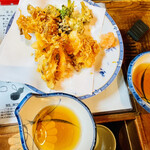 富田屋 - 上:フキノトウ(油)
      下:カニカキ天(油)