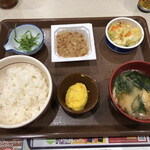 すき家 - 納豆朝食ご飯ミニ300円に生卵からお新香に変更しました。