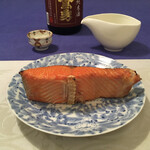 Uotani Iseibei Shouten - 紅鮭とぬる燗、身がふっくらとして上手に焼けた。