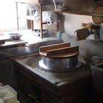 富サン - 磨き上げられた茹釜と製麺場の一部