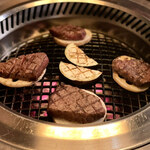 京松蘭 - 野菜の上でお肉を焼く！