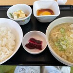 山小屋食堂 - 私はおとなしく豚汁定食