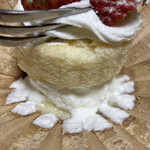 GRUN - 苺のシフォン内部から溢れる生クリーム&カスタードクリーム