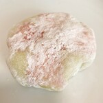 菓子工房　とらや - いちご大福(抹茶クリーム)、アップ！