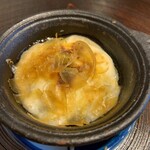 赤坂 渡なべ - カラスミの飯蒸し 鉄なべで出された飯蒸し。アツアツ！トロっとしていて、和風グラタンのよう。 カラスミの塩気がちょうどいい。