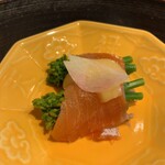 赤坂 渡なべ - サーモンと菜の花 サーモンが柔らかく、菜の花が春を感じさせます。酢味噌で