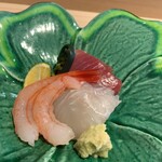 赤坂 渡なべ - お造り：カツオ・昆布締め平目、南蛮えび 平目は食感を楽しめました。カツオは食感と香りがいい。南蛮海老は甘い！ すりたての山葵とともにいただきました。