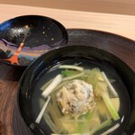赤坂 渡なべ - お椀：浅利のしんじょ 粗めのしんじょ。浅利などの食感を楽しみながら。 筍など春の野菜。出汁も上品で好み。
