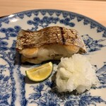 赤坂 渡なべ - 焼き物：太刀魚の塩焼き 炭火で焼いた太刀魚を鬼おろしでいただきます。脂がほどよくのっていて 塩味も絶妙。美味しい。