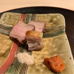 赤坂 渡なべ - お肉：純白のビヤンカ　ホエー豚　炭火焼き　塩とかんずりで 飽きたのブランド豚のようです。これが美味しい。 炭火でじっくり焼かれた豚さん。肩ロースだそうです。 柔らかく、脂身が甘くてびっくり。