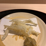 赤坂 渡なべ - 白魚の天ぷら　自家製ふき味噌で 春ですね。カラっと揚げられた白魚。 ふき味噌が、味がまろやかで好み。ほろ苦みがいい。これだけでお酒呑めます。