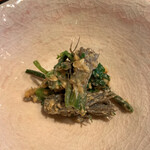 赤坂 渡なべ - 天然芹の胡麻和え 天然だけあって、香りと独特の苦みがいい。 ゴマは、目の前で、渡邊さんがすり鉢で擦ってくれました。 私が座っているところまで、香ばしい胡麻の香りがふわっと届きました。