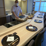 赤坂 渡なべ - 改装した一枚板のカウンター