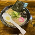 炭火焼 西垣鶏 - 濃厚な鶏白湯スープがクセになる「鶏ソバ」