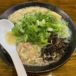 炭火焼 西垣鶏 - 九条ネギをたっぷりとのせた「鶏ねぎソバ」