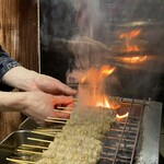 炭火焼 西垣鶏 - 焼いて余分な脂を落としている「鶏皮焼き」の仕込み風景