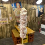 炭火焼 西垣鶏 - 贅沢に「鶏二羽分」の皮を一本の串に使ってます