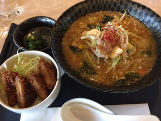 그란디 가루이자와 골프 클라부 - 신슈 미소 발상지 사쿠 이즈미야 상점의 안요지 미소를 사용한 라멘 미니 덮밥 세트 (소스 히레카츠 덮밥)