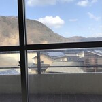 中華そば処 琴平荘 - 食堂テーブルからはこんな景色が見えます（強風地域につきガラスは海風で曇ってます）