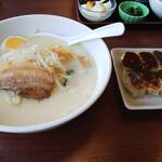 Mishinkan - Bセット(豚骨ラーメンと焼き餃子)