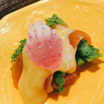 赤坂 渡なべ - 信州サーモンの昆布〆で菜の花を巻きます。レモン汁の酢味噌と紅芯大根乗せ