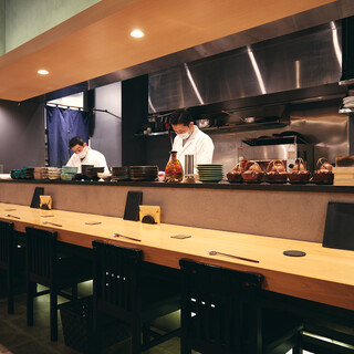 ライブ感も楽しめるカウンター席。お一人様やデートにも人気です。