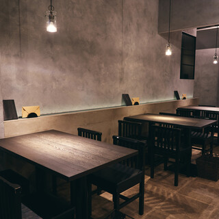 天井が高く開放感のある空間。2~4名様のテーブル席です。