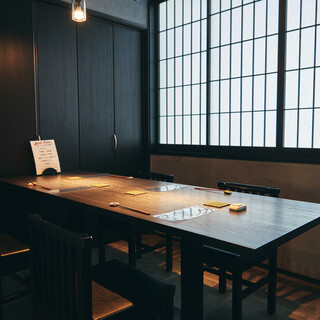 個室のテーブル席。
                                          上部の空間が空いていますが、扉を閉めることは可能です。