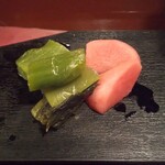 山形長屋酒場 - おひとり様セット④ 青菜漬け･赤かぶら漬け
      せいさい漬けは山形の代表的な漬物らしい