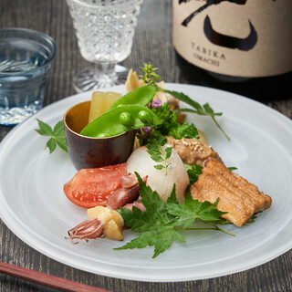 【旬】の食材を全国から取り寄せ、手間を惜しまず独創的な逸品に