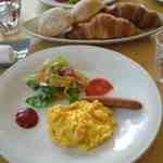 リストランテ フィッシュボーン - スクランブルエッグ、奥はパン