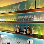 Ottonove - 店内は澄んだブルーの壁に囲まれ、様々な形の美しいグラスがズラリと並びます