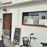 Ottonove - お店があるのは北新地の南端、真っ白な壁に89（OTTONOVE）の文字のシンプルな外観