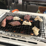 とんちゃん - ええ感じに焼けてきました。