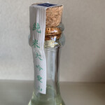 酒蔵BAR えん - 瓶はイタリアベネチアのガラス工房で作られた物だそうです
            コルクがなんともオシャン♡