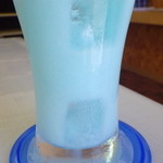 小麦畑と青い池 - 混ぜると池の色に似てきました。