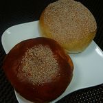 パン・ド・カンパーニュ - 奥）フランスあんぱん 130円、（手前）甲子園あんぱん 140円