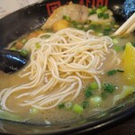 Ramen Hakke - 麺のアップ