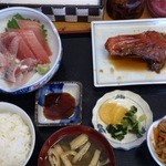 朝漁亭 丼 - 金目鯛の煮付けと刺身盛り定食