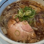 らーめん いろは - 醤油ラーメン。深みある鶏ガラスープ。背脂が風味の深みを演出する。