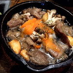 肉料理と地酒の店 居酒屋 新 - 神戸牛スジのアヒージョ