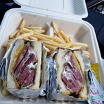 Byrd's Pizza & Ribs - パストラミサンド